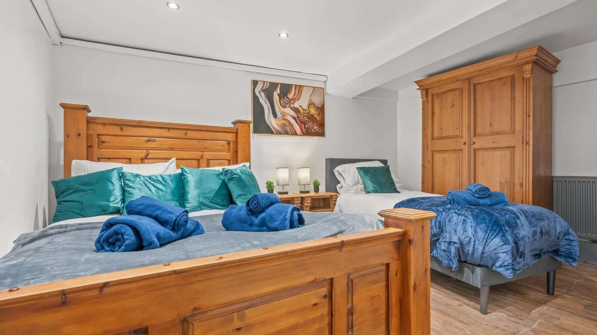 Spacious Homely Apartment Parking 4 Beds 5 Guests Walkly