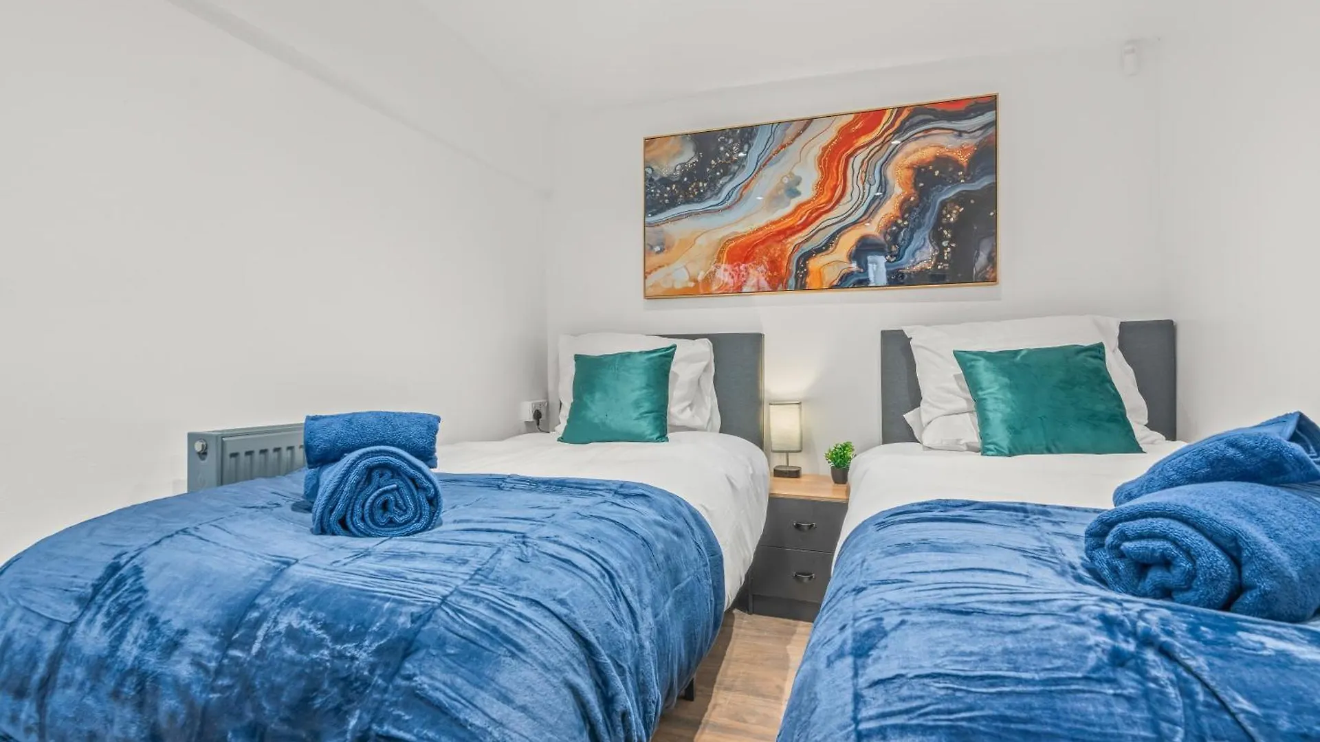 Spacious Homely Apartment Parking 4 Beds 5 Guests Walkly