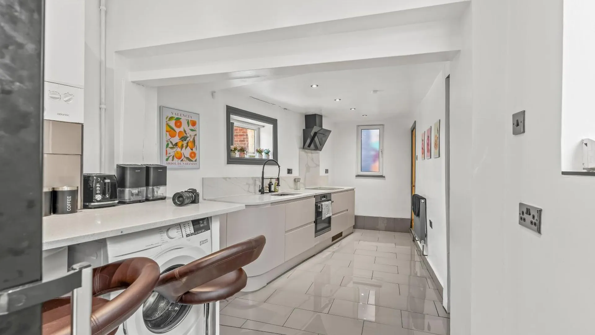Spacious Homely Apartment Parking 4 Beds 5 Guests Walkly